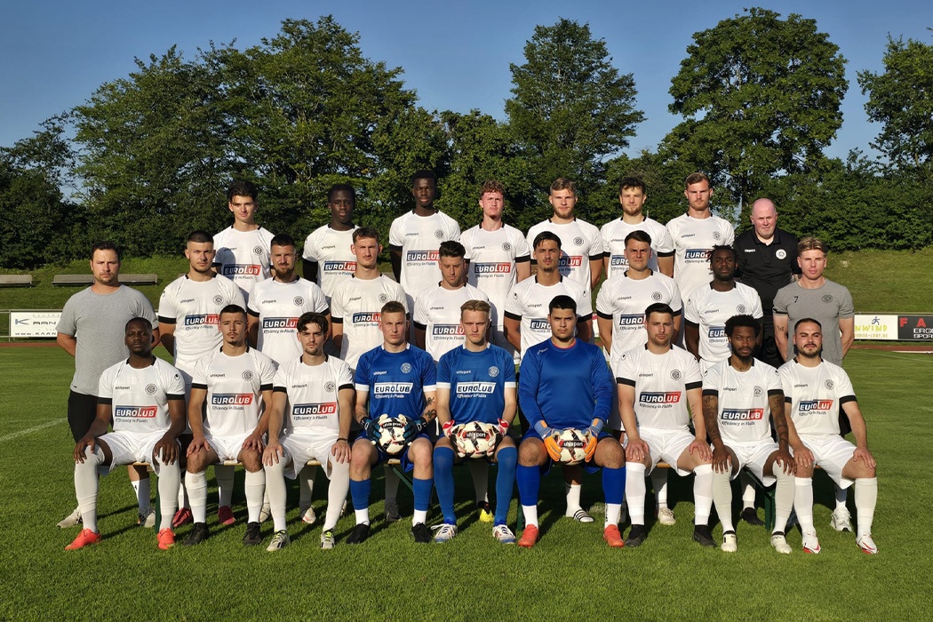 Ein Mannschaftsbild des VfR Garching in Eurolub-Trikots